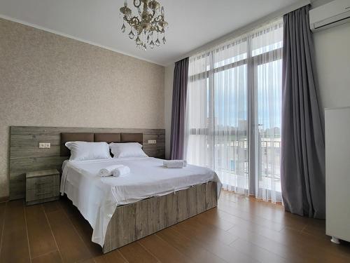 - une chambre avec un grand lit et une grande fenêtre dans l'établissement MITE Hotel, à Chakvi