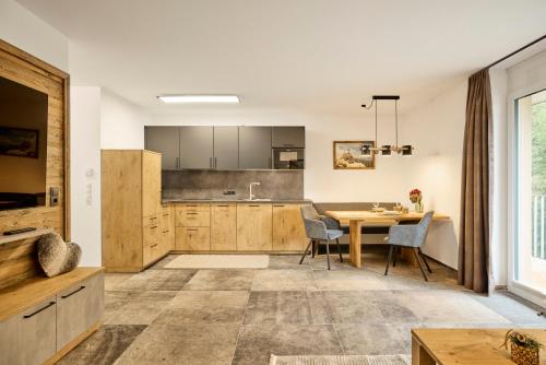 a kitchen and dining room with a table and chairs at Neues luxeriös eingerichtetes Apartment Bock in See
