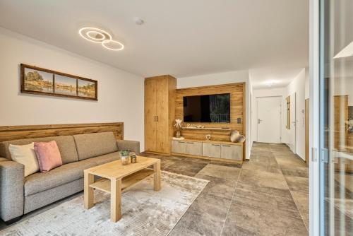 a living room with a couch and a table at Neues luxeriös eingerichtetes Apartment Bock in See
