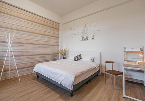 ein Schlafzimmer mit einem Bett und einer Holzwand in der Unterkunft Twilight Riverside Homestay in Wujie