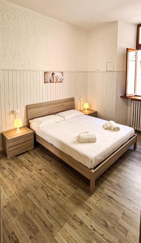 een slaapkamer met een groot bed en 2 nachtkastjes bij Grotta Maratti in Camerano