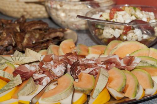 ein Tablett mit Äpfeln und anderen Speisen auf einem Tisch in der Unterkunft Jugendhotel Bachlehen und Johanneshof in Radstadt
