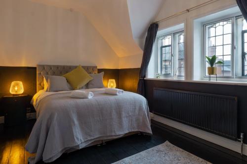 um quarto com uma cama com duas toalhas em In the Heart of Chester, Historical & Stylish em Chester