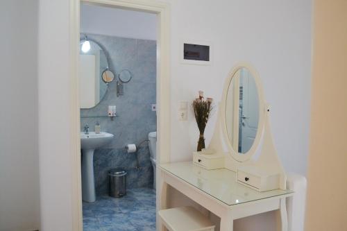 Ένα μπάνιο στο Mer Bleu Luxury Apartments