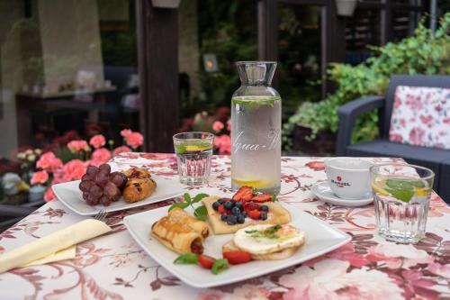 un tavolo con un piatto di cibo e una bottiglia d'acqua di Villa Neve a Ustrzyki Dolne