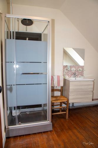 un placard en verre avec un miroir et une chaise dans l'établissement villa surcouf ,5mn de la mer et du parking gratuit ,Fibre, à Mers-les-Bains