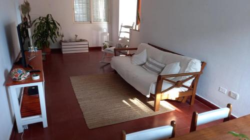 a living room with a couch and a table at Casa de vacaciones en Federación in Federación