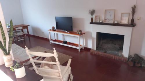 uma sala de estar com televisão e lareira em Casa de vacaciones en Federación em Federación