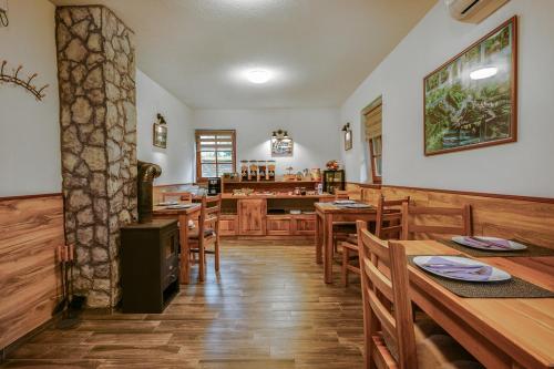 een eetkamer met houten tafels en stoelen bij B&B Plitvica Hill in Plitvica selo