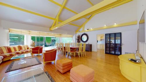 un salon avec une table et une salle à manger dans l'établissement Villa Amare Granville, à Saint-Pair-sur-Mer