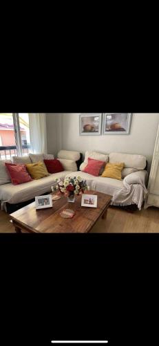 uma sala de estar com dois sofás e uma mesa de centro em Punta umbria sol y mar em Punta Umbría