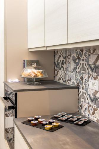 Una cocina con pastelitos en un mostrador de una cocina. en Blue Apartment Messina, en Messina