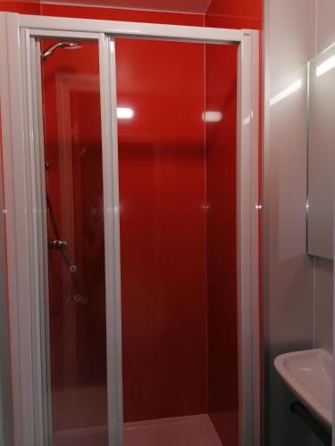 Bilik mandi di Kyriad Direct Martigues