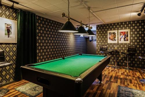 a billiard room with a green pool table at Hotell Nordevik in Skärhamn