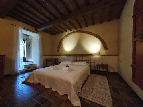 um quarto com uma cama grande num quarto em Agriturismo Palareta em Montecatini Val di Cecina