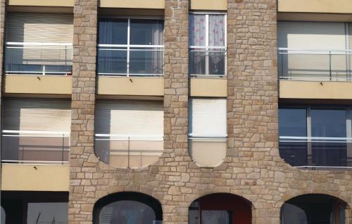 un grand bâtiment en briques avec de nombreuses fenêtres dans l'établissement Nice Apartment In Saint Cast Le Guildo, à Saint-Cast-le-Guildo