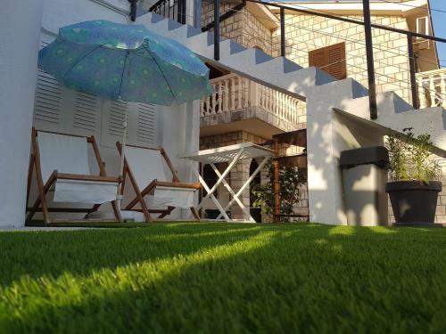 Vườn quanh Waterfront Townhouse Sunset View with garage