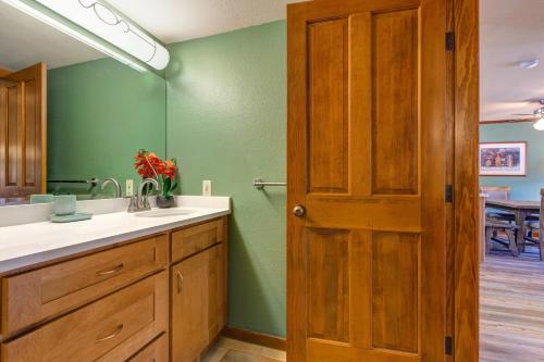 La salle de bains est pourvue d'un lavabo et d'un miroir. dans l'établissement Powderhorn Lodge 214 Perfect Solitude Escape, à Solitude