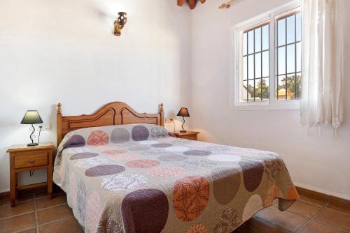 Tempat tidur dalam kamar di Casita Torre de Meca 1 Sin Piscina