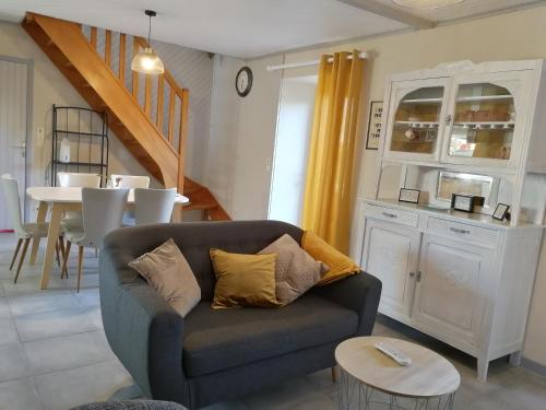 弗雷埃勒的住宿－Les gites du buisson，客厅配有沙发和桌子