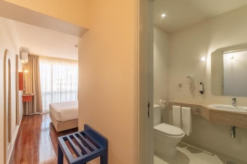 WOT Lagos Montemar في لاغوس: حمام مع مرحاض ومغسلة