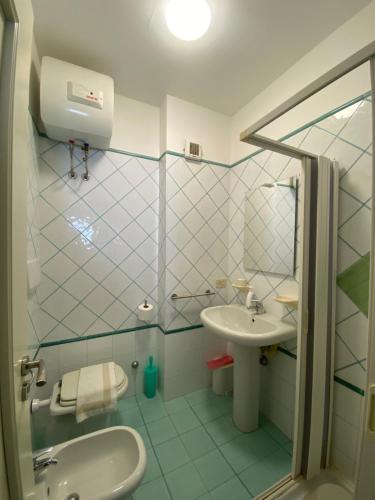a small bathroom with a sink and a toilet at CannetoMare in Canneto