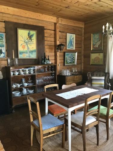 a dining room with a table and chairs at Päivin pirtti - Pirttikahvila ja B&B in Luosto