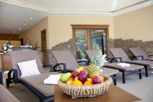 a basket of fruit on a table in a restaurant at Hotel Weis in Mertesdorf
