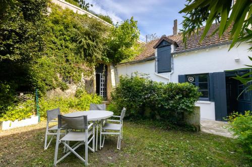 a table and chairs in the yard of a house at La Récrée des Pandas Maison de ville 6pers, Châteauvieux, Zoo de Beauval, Châteaux de la Loire in Châteauvieux