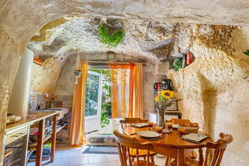 une cuisine et une salle à manger avec une table et des chaises dans l'établissement TerràThana, à Saint-Aignan