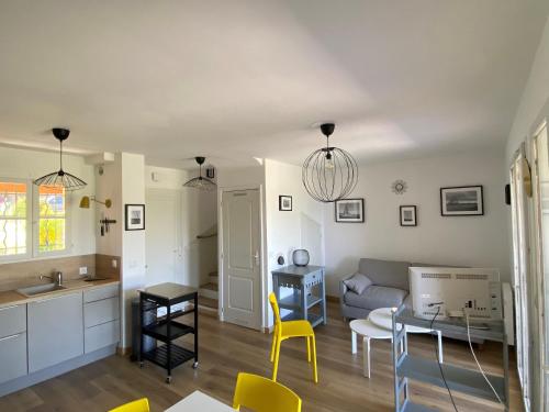 een woonkamer met een bank en een tafel bij Le Domaine Du Golf YourHostHelper in Roquebrune-sur-Argens