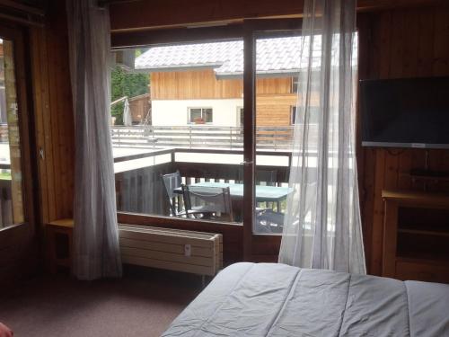- une chambre avec une fenêtre donnant sur un balcon dans l'établissement Studio 3 pers. 2* avec balcon exposé Ouest, centre Valloire, parking privé, animaux acceptés - FR-1-263-491, à Valloire
