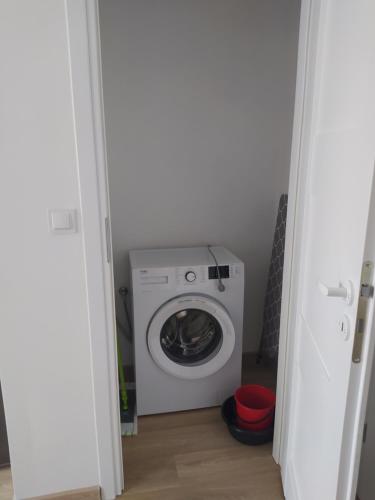 uma máquina de lavar e secar roupa num pequeno quarto em Apartament Centrum u Marianny em Częstochowa