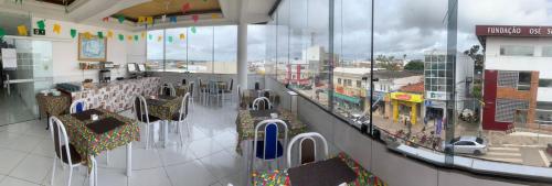 un restaurant avec des chaises et une vue sur la ville dans l'établissement Hotel Mirante B, à Euclides da Cunha