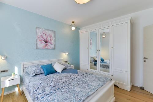 扎達爾的住宿－Villa Porta Maris，一间卧室设有一张床和蓝色的墙壁