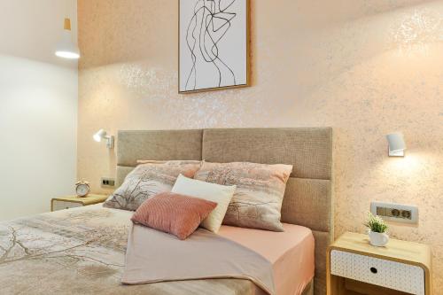 扎達爾的住宿－Villa Porta Maris，一间卧室配有一张带两个枕头的床
