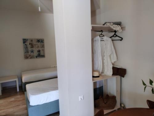 una piccola camera con letto e mensola di KLADIS HOME ad Akrotiri