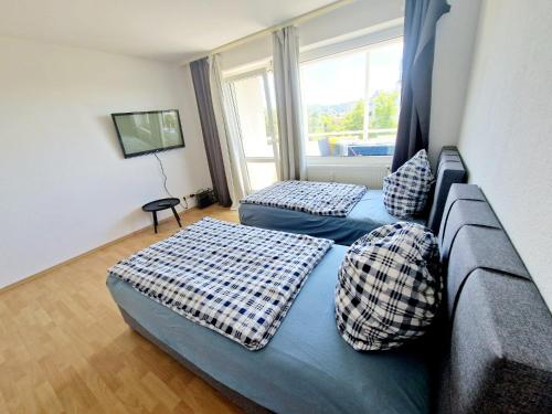 um quarto de hotel com duas camas e uma janela em Relax Wohnung in Bensheim Auerbach em Bensheim