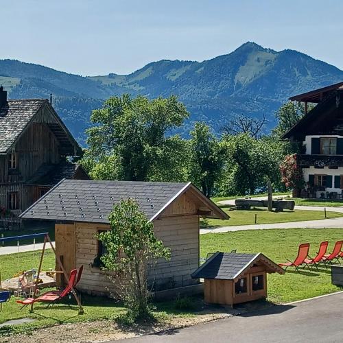 a small house with a dog house and a dog house at Auerhiasbauer in St. Wolfgang