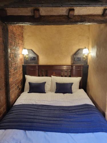 Postel nebo postele na pokoji v ubytování Hocus Pocus Tiny Hotel