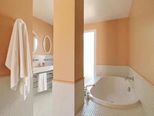 Koupelna v ubytování Hôtel La Tartane Saint-Tropez