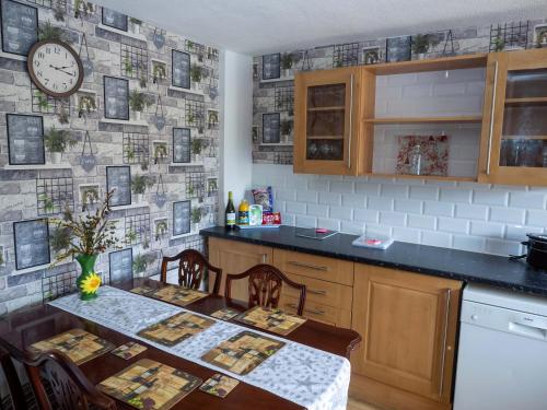 Una cocina o cocineta en 8 Heatons Bridge Road