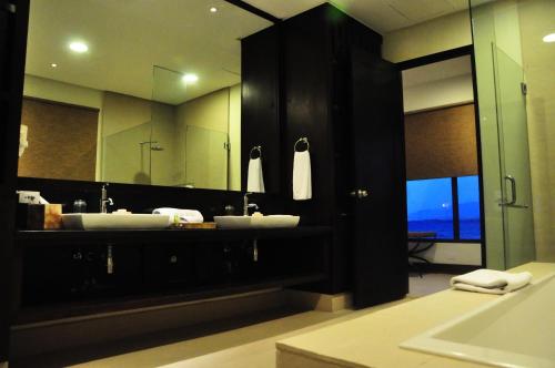 A bathroom at Kamana Sanctuary Resort & Spa