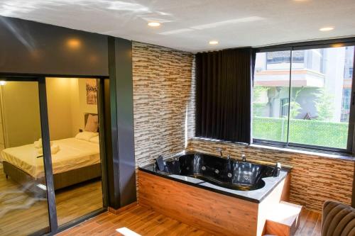 uma casa de banho com um lavatório e uma cama num quarto em Villa Emre 13 em Sapanca