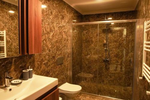 uma casa de banho com um chuveiro, um WC e um lavatório. em Villa Emre 13 em Sapanca