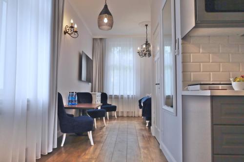 eine Küche und ein Esszimmer mit einem Tisch und Stühlen in der Unterkunft Sea Sopot Apartments by OneApartments in Sopot
