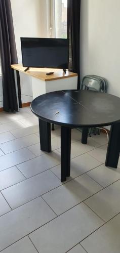 - une table de ping-pong dans une chambre avec un bureau dans l'établissement f2 avec terasse sud ouest, à Dunkerque