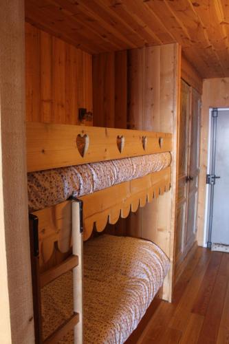 - une chambre avec 2 lits superposés dans une cabine dans l'établissement Praloup 1600 beau studio avec très belle vue, à Pra-Loup