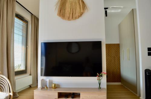 un soggiorno con una grande TV a schermo piatto a parete di Plac Unii Gold Apartment a Gdynia