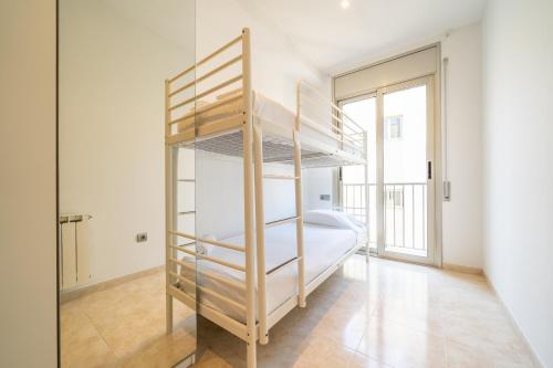 Una cama o camas cuchetas en una habitación  de HomeHolidaysRentals Blaucel - Costa Barcelona